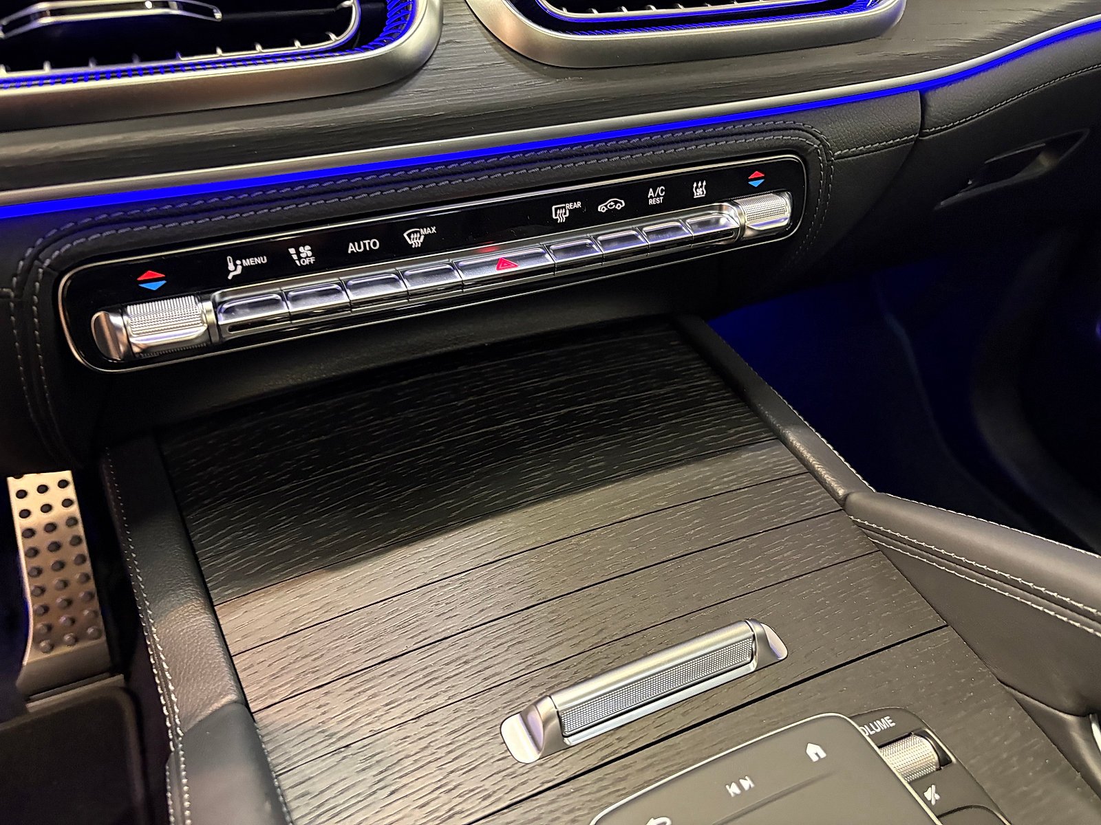 New 2027 MANUFAKTUR Moonlight White Metallic Mercedes-Benz AMG® GLE 53e image 53