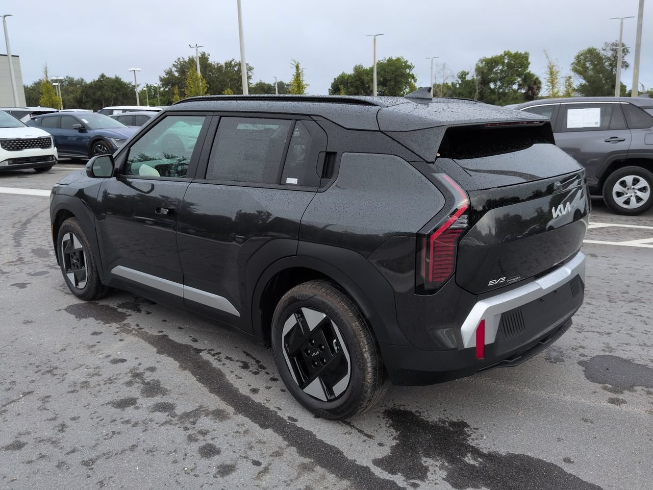 New 2027 Interstellar Gray Kia Wind image 6