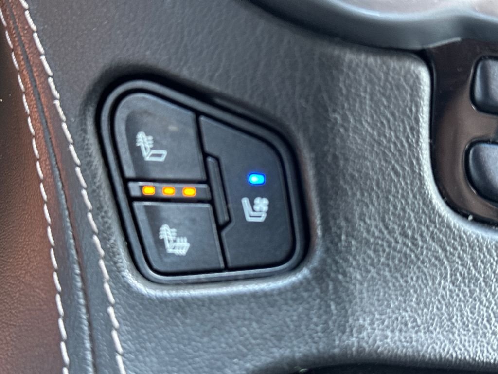 Used 2019  Chevrolet Premier image 32