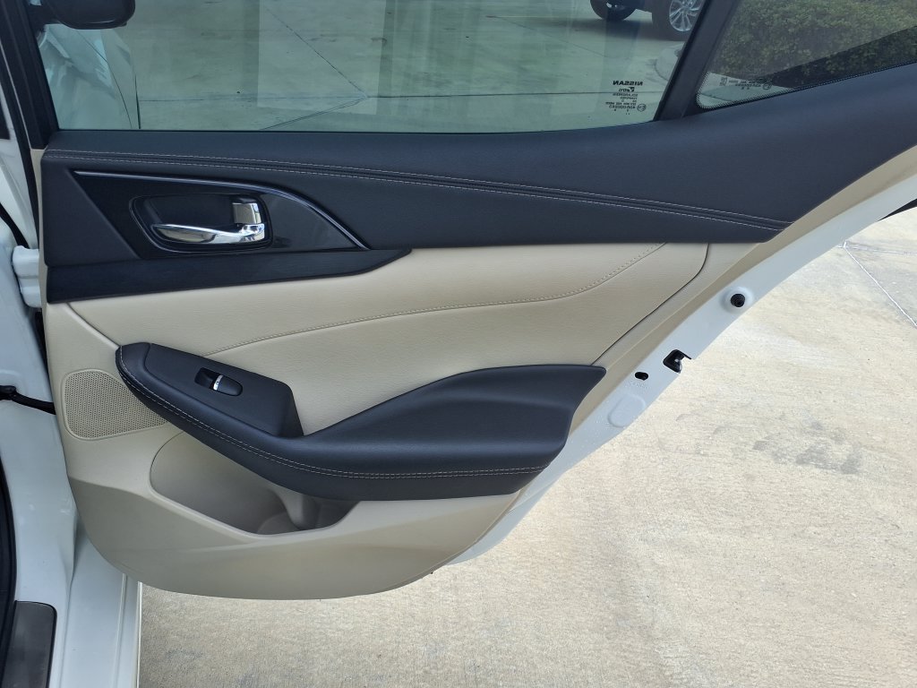 Used 2021 White Nissan Platinum image 14