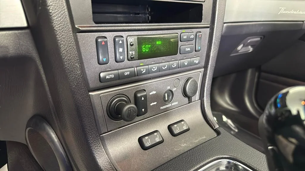 Used 2003  Ford Deluxe image 27