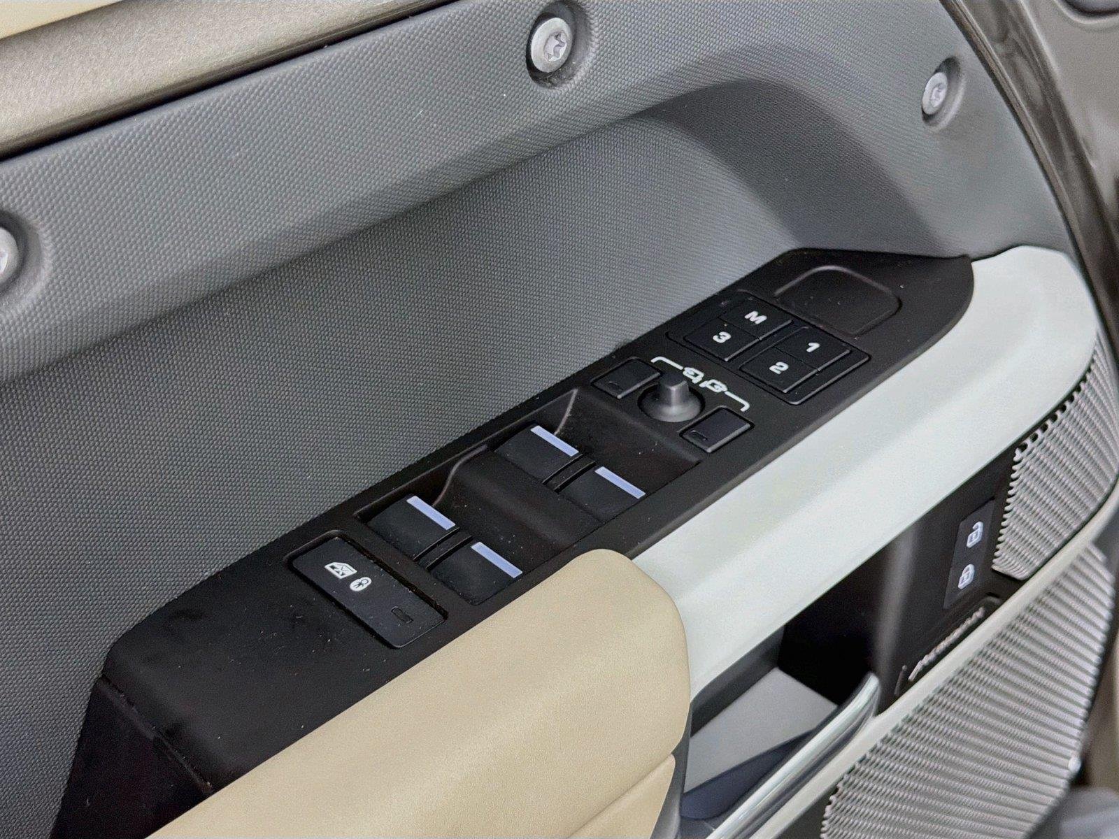 Used 2024 Silicon Silver Land Rover S image 18