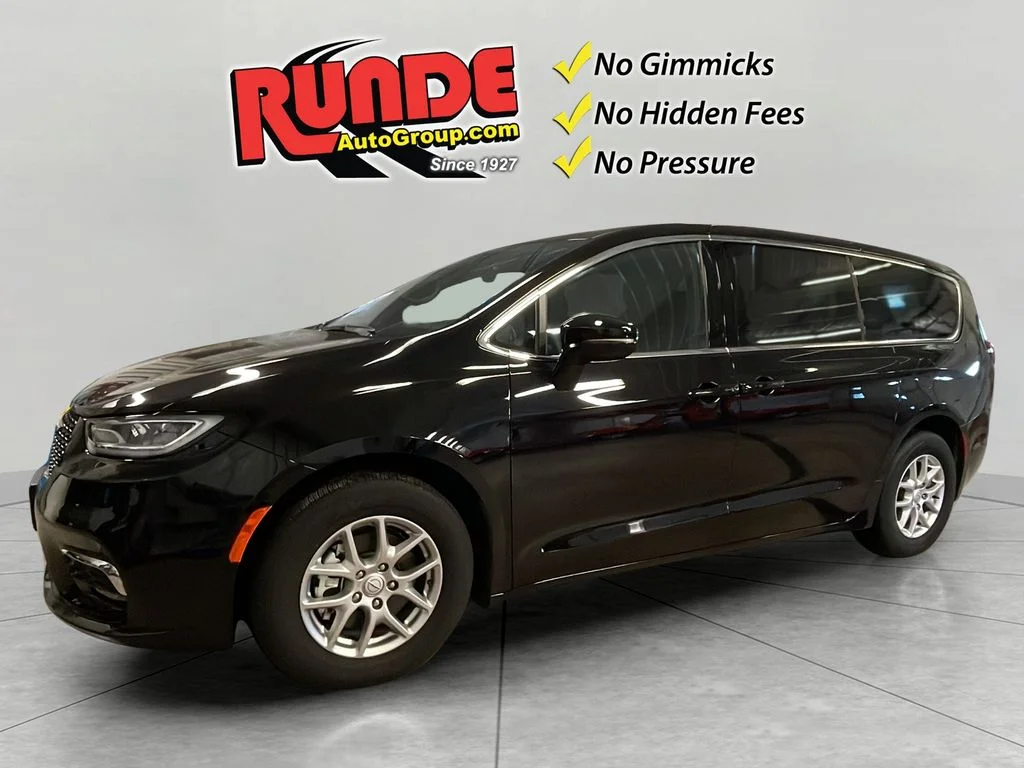 2026 Chrysler Pacifica Select's photo