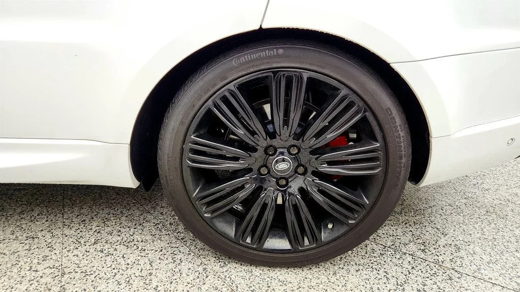 Used 2019 Fuji White Land Rover V8 Supercharged Dynamic w/ Drive Pro Pack & Meridian Audio image 9