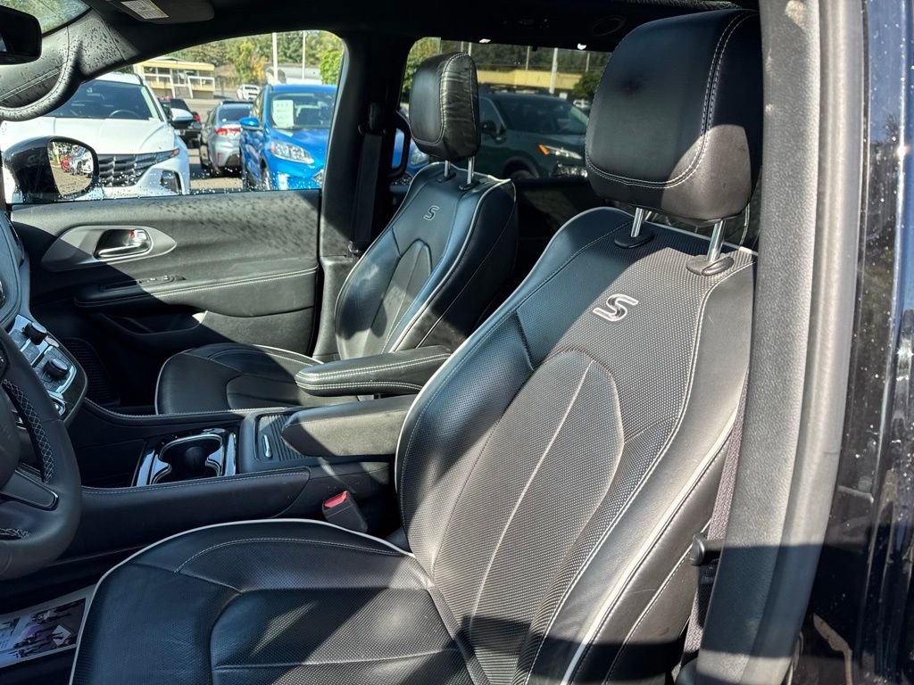 Used 2025 Black Chrysler Limited image 4