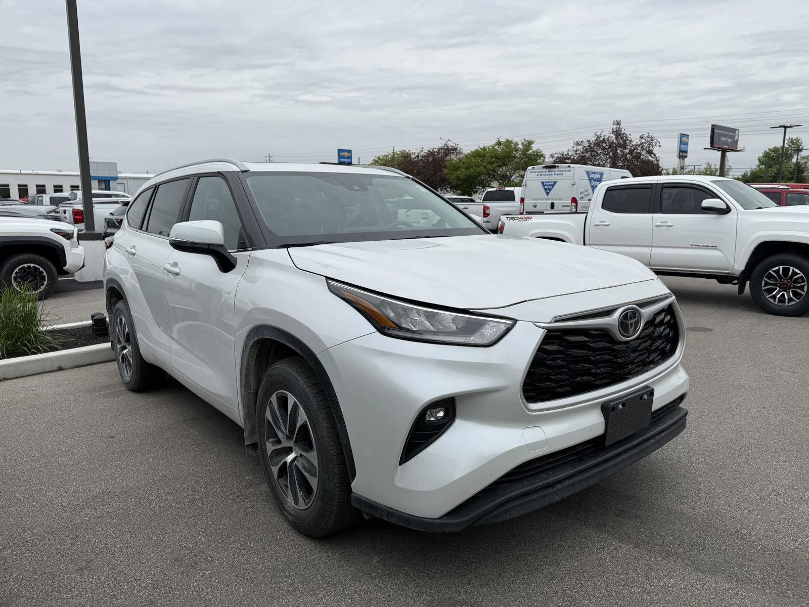 Used 2025 Wind Chill Pearl Toyota LE image 2