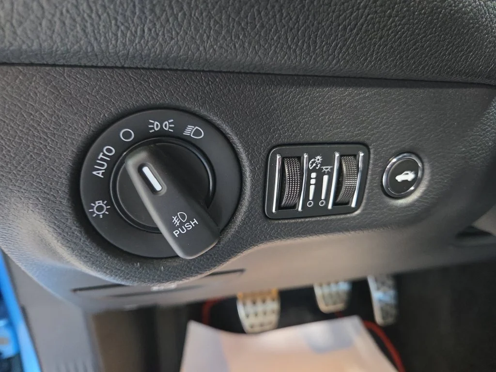Used 2015 Blue Dodge R/T Scat Pack image 25