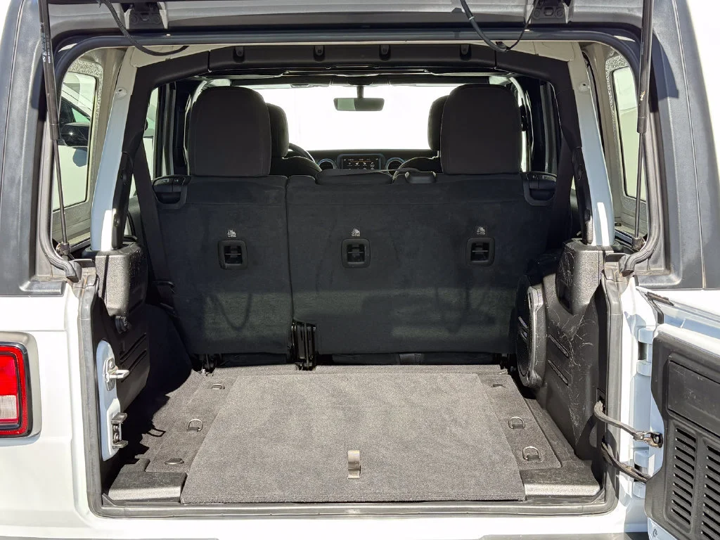 Used 2022  Jeep Unlimited Sahara image 11