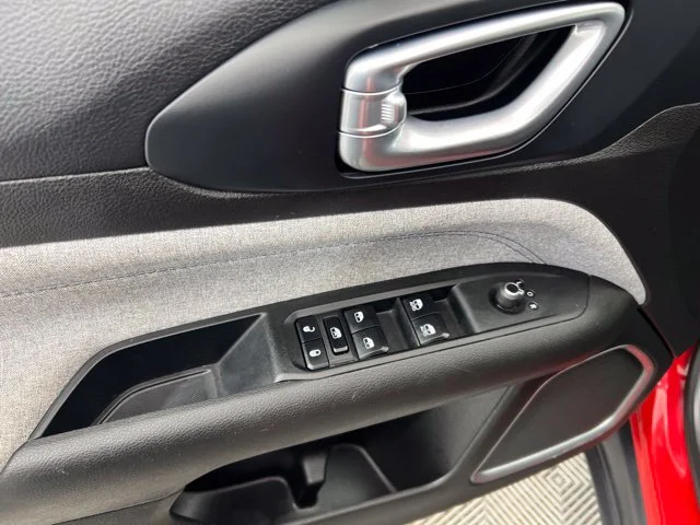 Used 2024  Jeep Latitude image 13