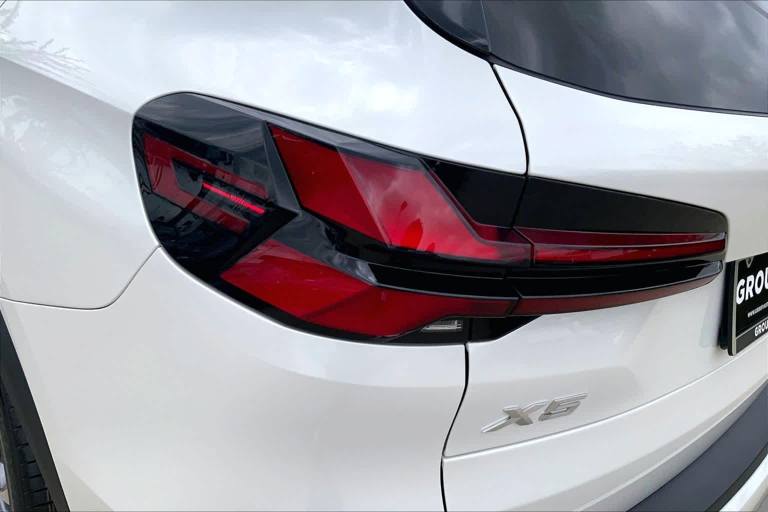 Used 2024 Mineral White Metallic BMW xDrive40i image 27