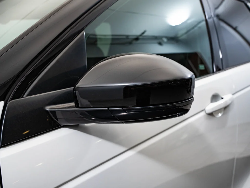 Used 2023 Fuji White Land Rover SE R-Dynamic image 16