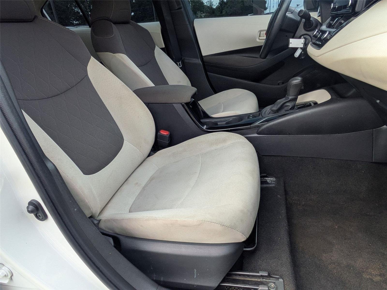 Used 2022 White Toyota LE image 25