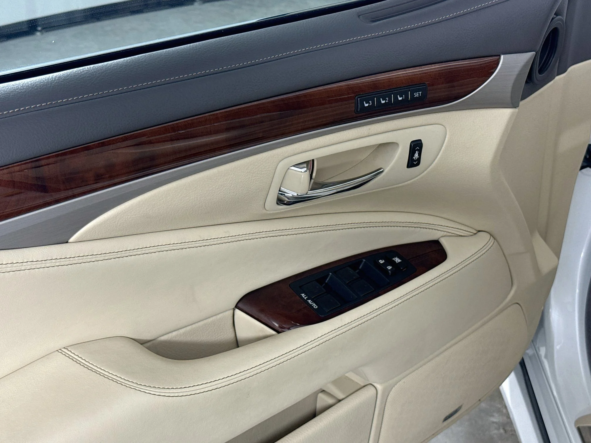 Used 2014 Starfire Pearl Lexus 460 image 20