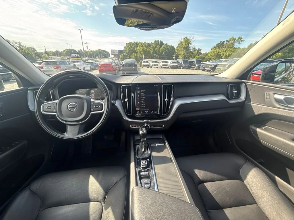 Used 2020 Black Volvo T5 Momentum image 8