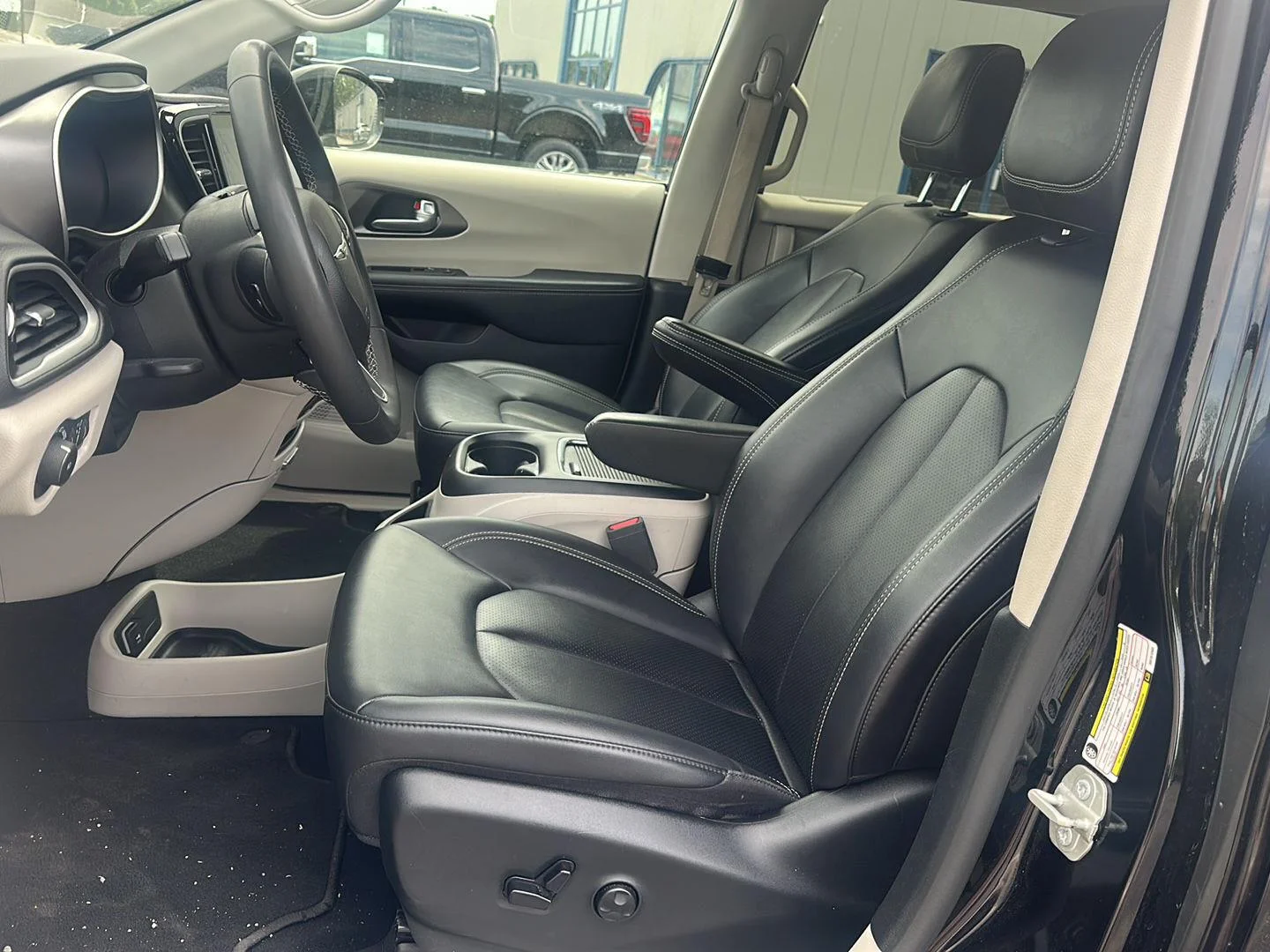 Used 2024 Diamond Black Chrysler Touring L image 9