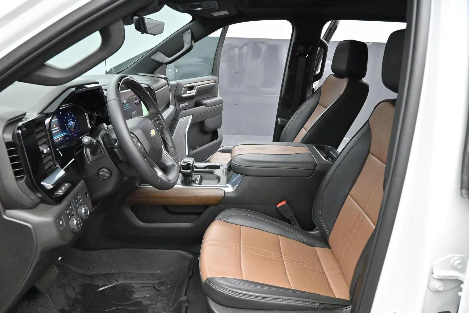 Used 2024 Iridescent Pearl Tricoat Chevrolet High Country image 12
