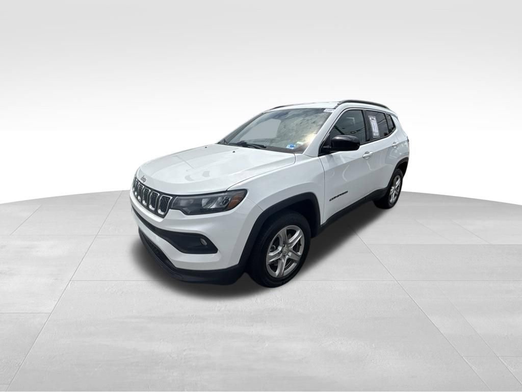 Used 2024 White Jeep Latitude image 3