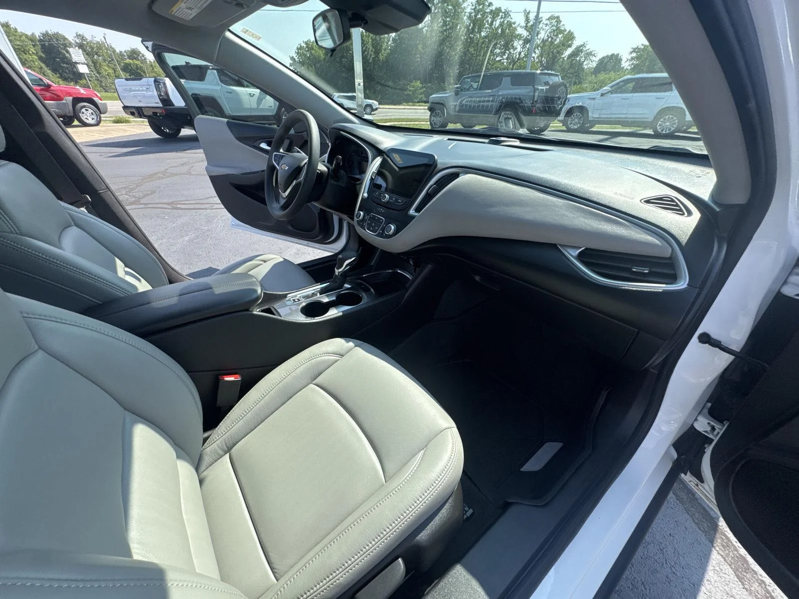 Used 2023 SUMMIT WHITE Chevrolet LT image 15