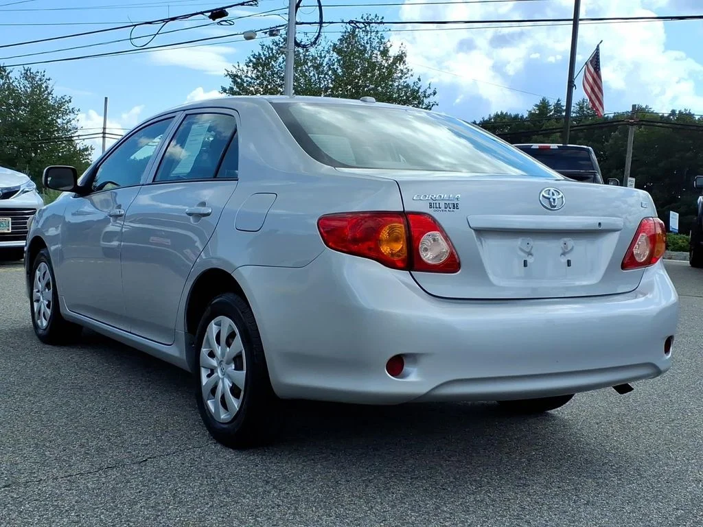 Used 2010 Silver Toyota LE image 19