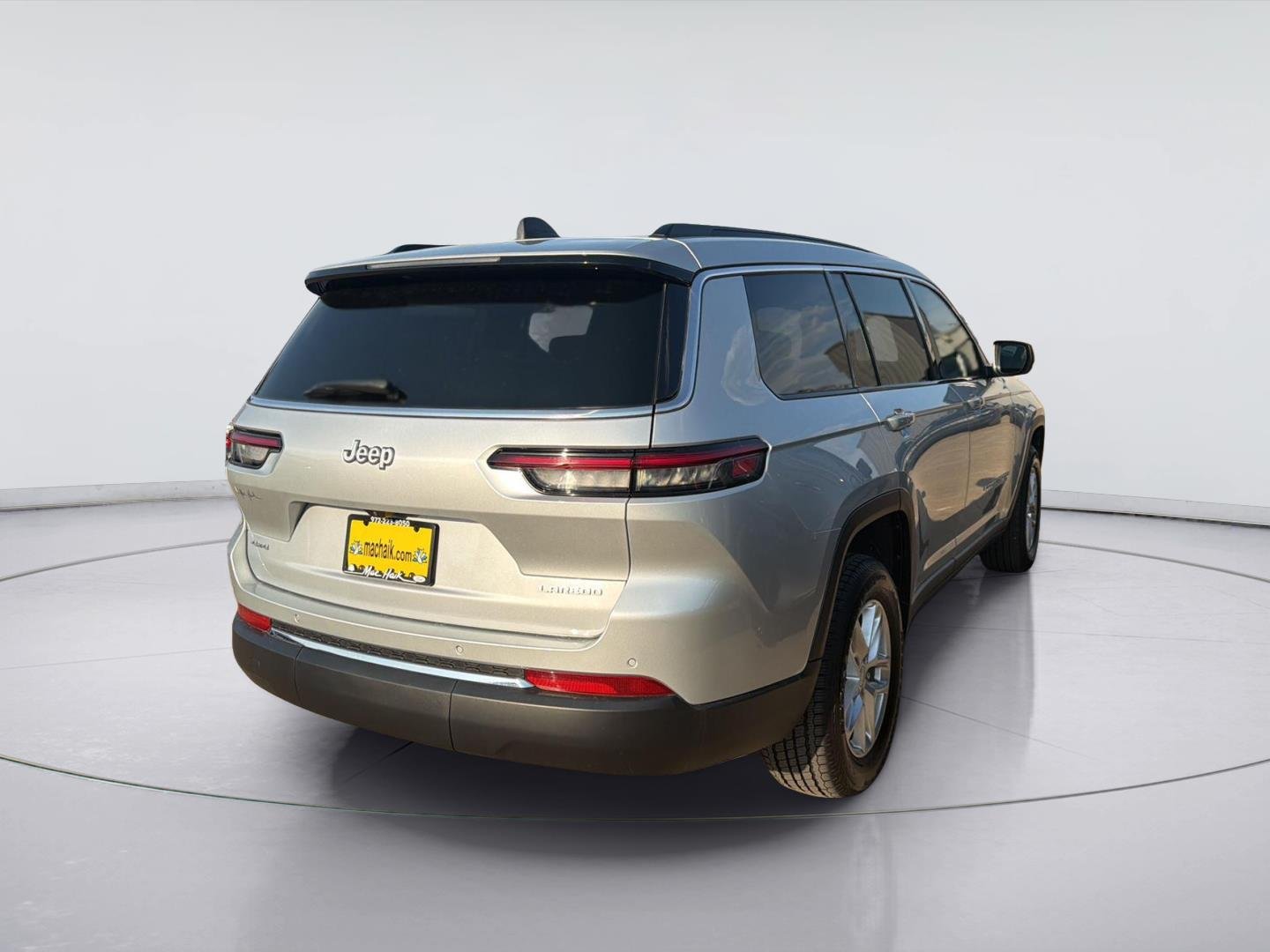 Used 2025 Silver Zynith Jeep Laredo X image 2