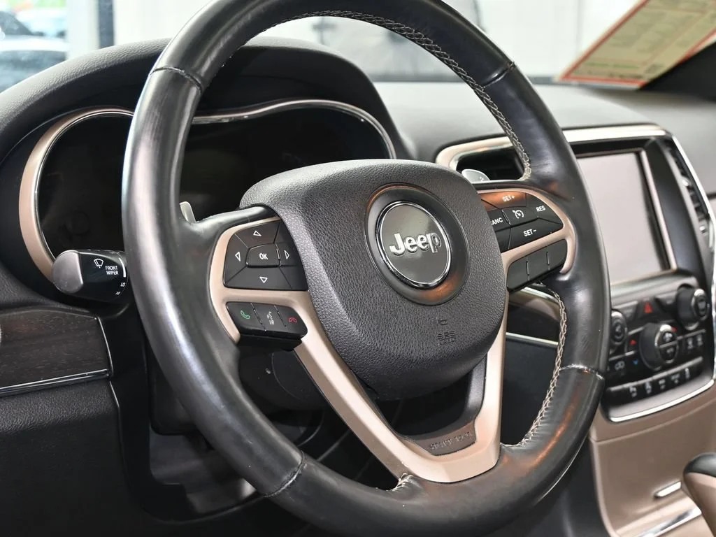 Used 2017 Diamond Black Crystal Pearlcoat Jeep Limited image 13