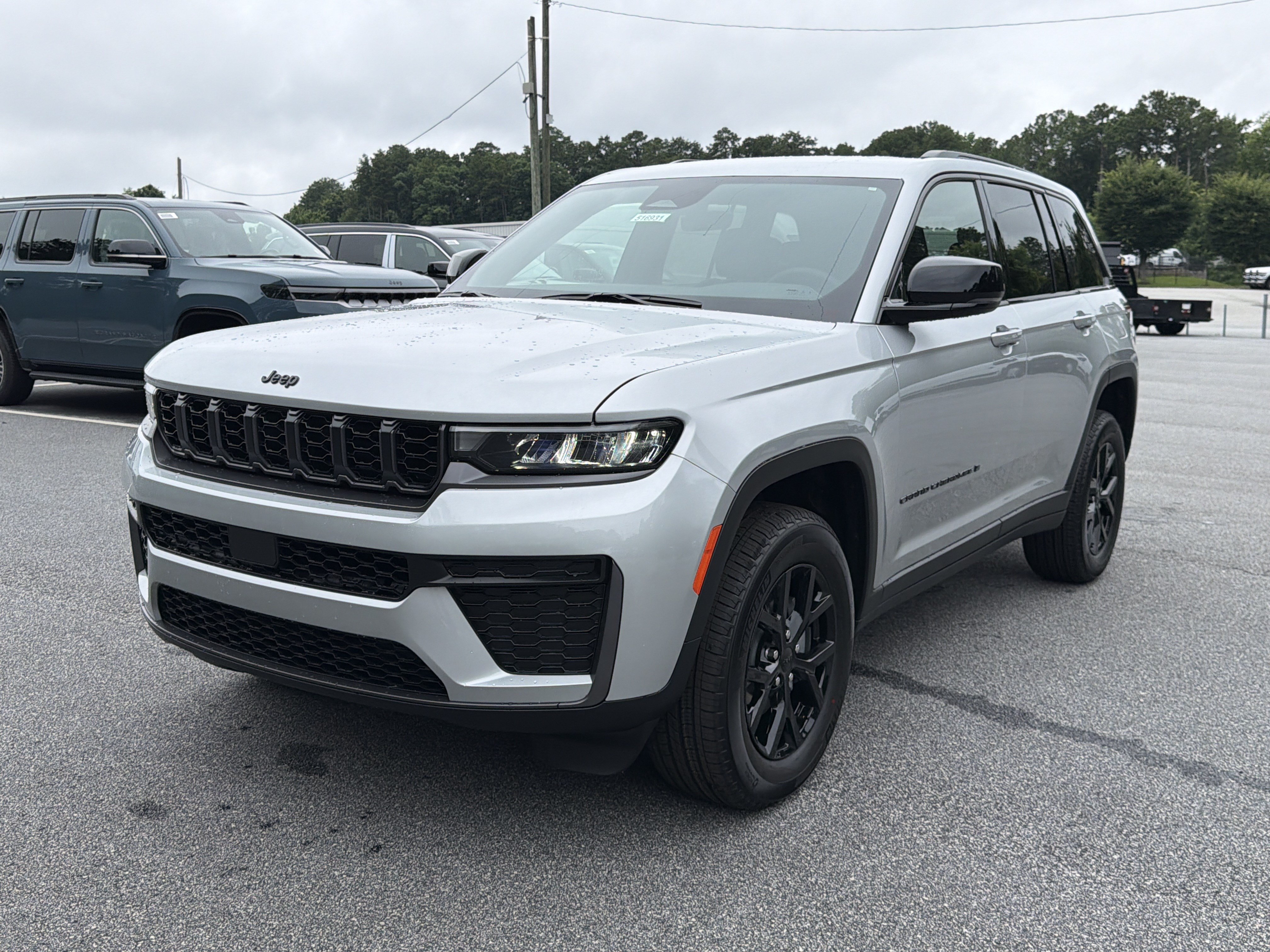 New 2026 Silver Zynith Exterior Paint Jeep Altitude image 3