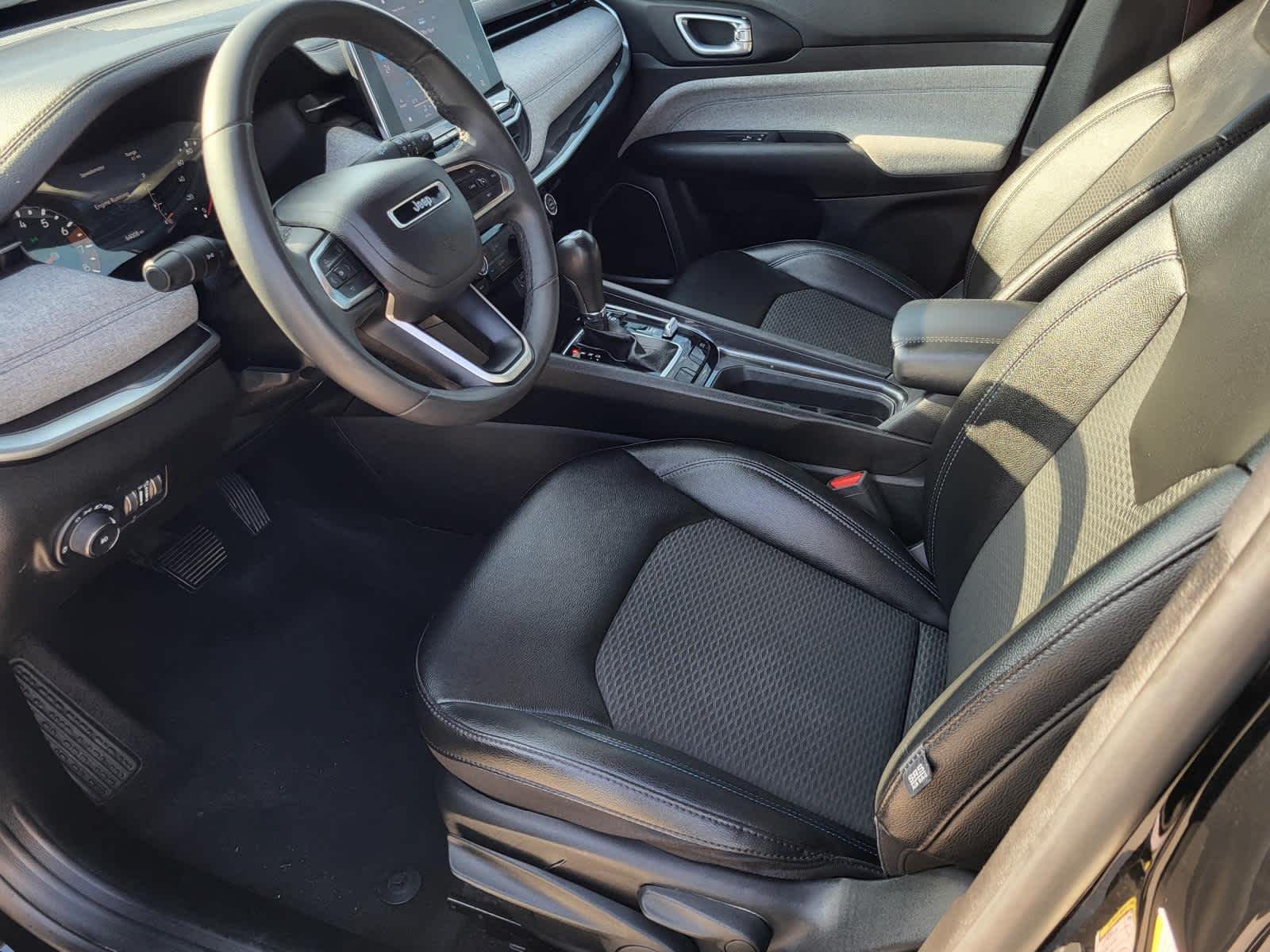 Used 2024 Diamond Black Crystal Pearlcoat Jeep Latitude image 14
