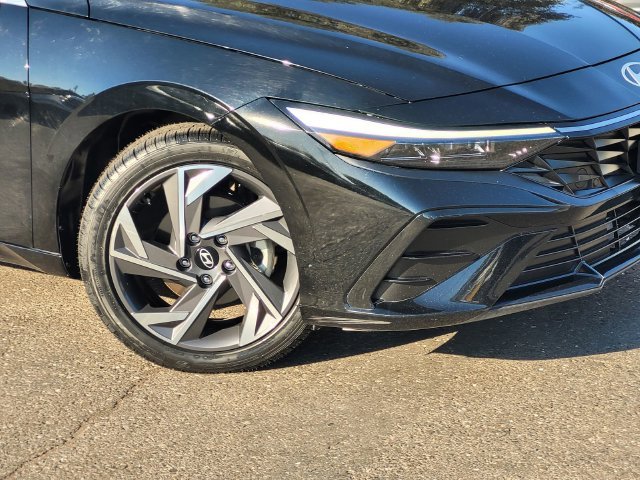 Certified Used 2025 Black Hyundai SEL Convenience image 9