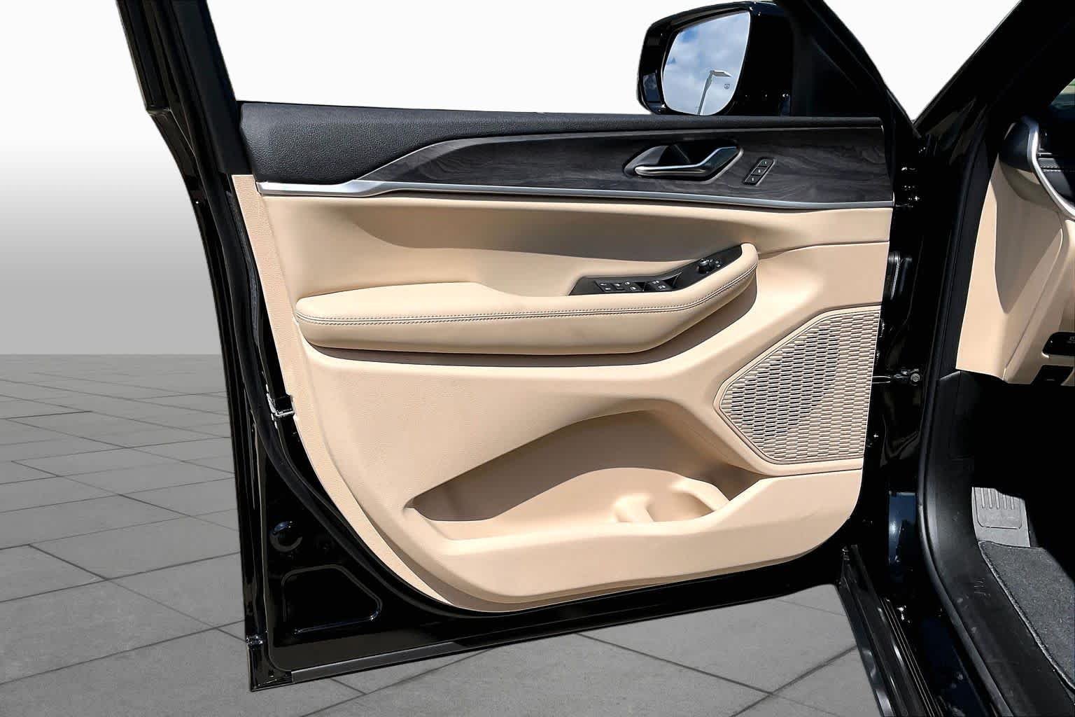 New 2026 Diamond Black Crystal Pearl-Coat Exterior Paint Jeep Limited image 10