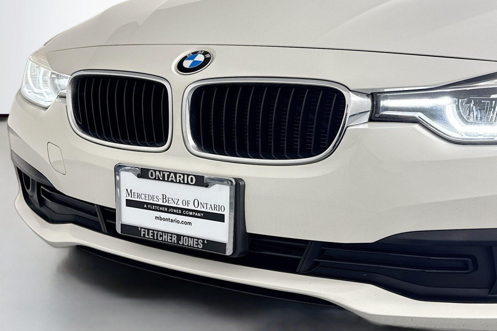 Used 2018 Alpine White BMW 320i image 12
