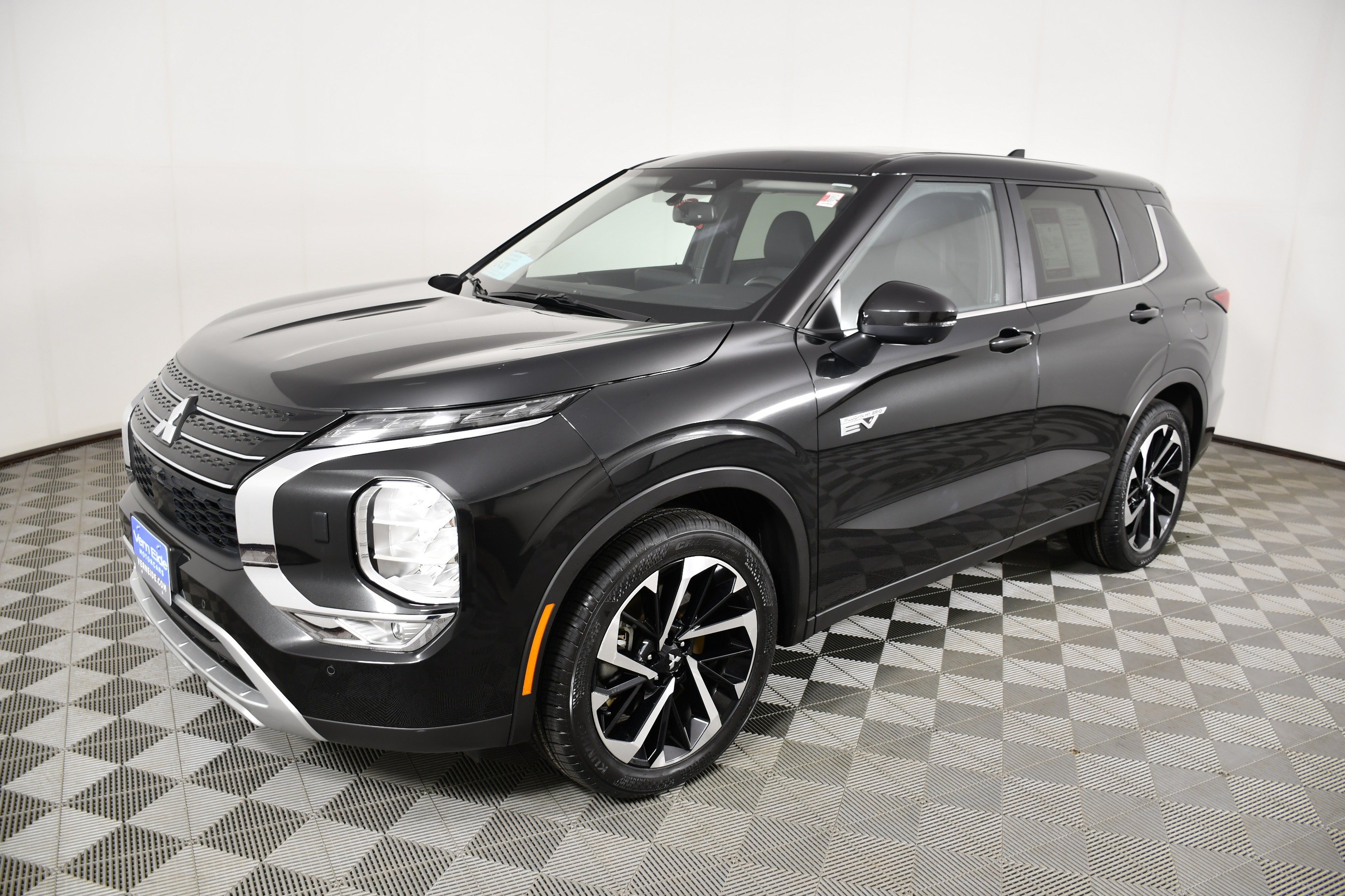 Certified Used 2024 Black Diamond Mitsubishi SE image 10