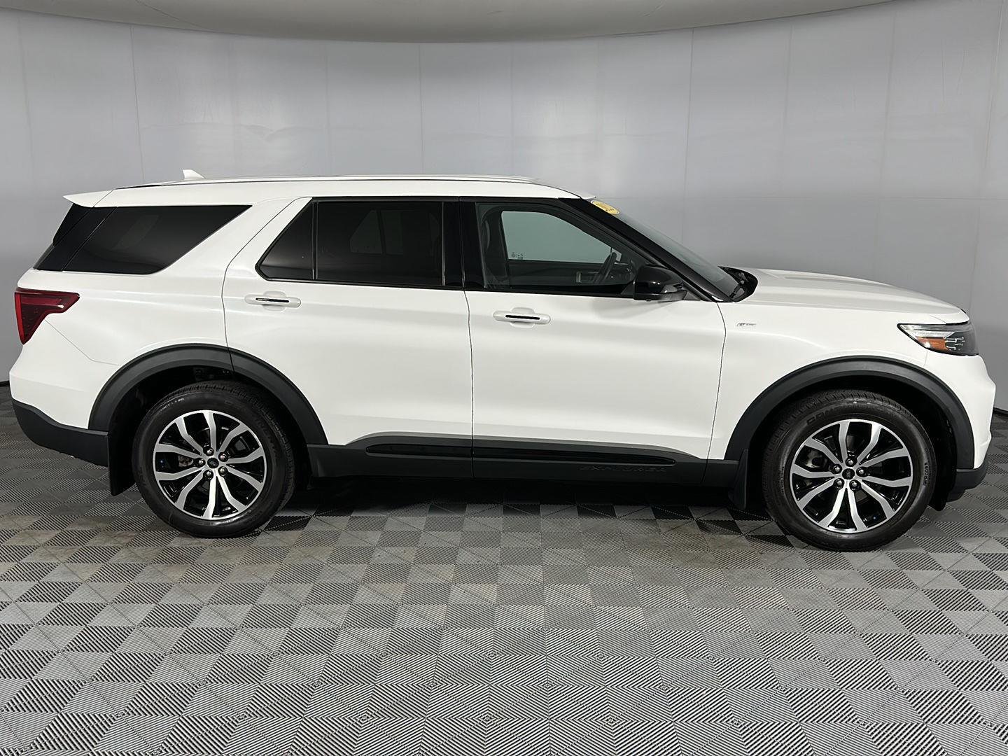 Used 2022 Star White Metallic Tri-Coat Ford ST-Line image 4