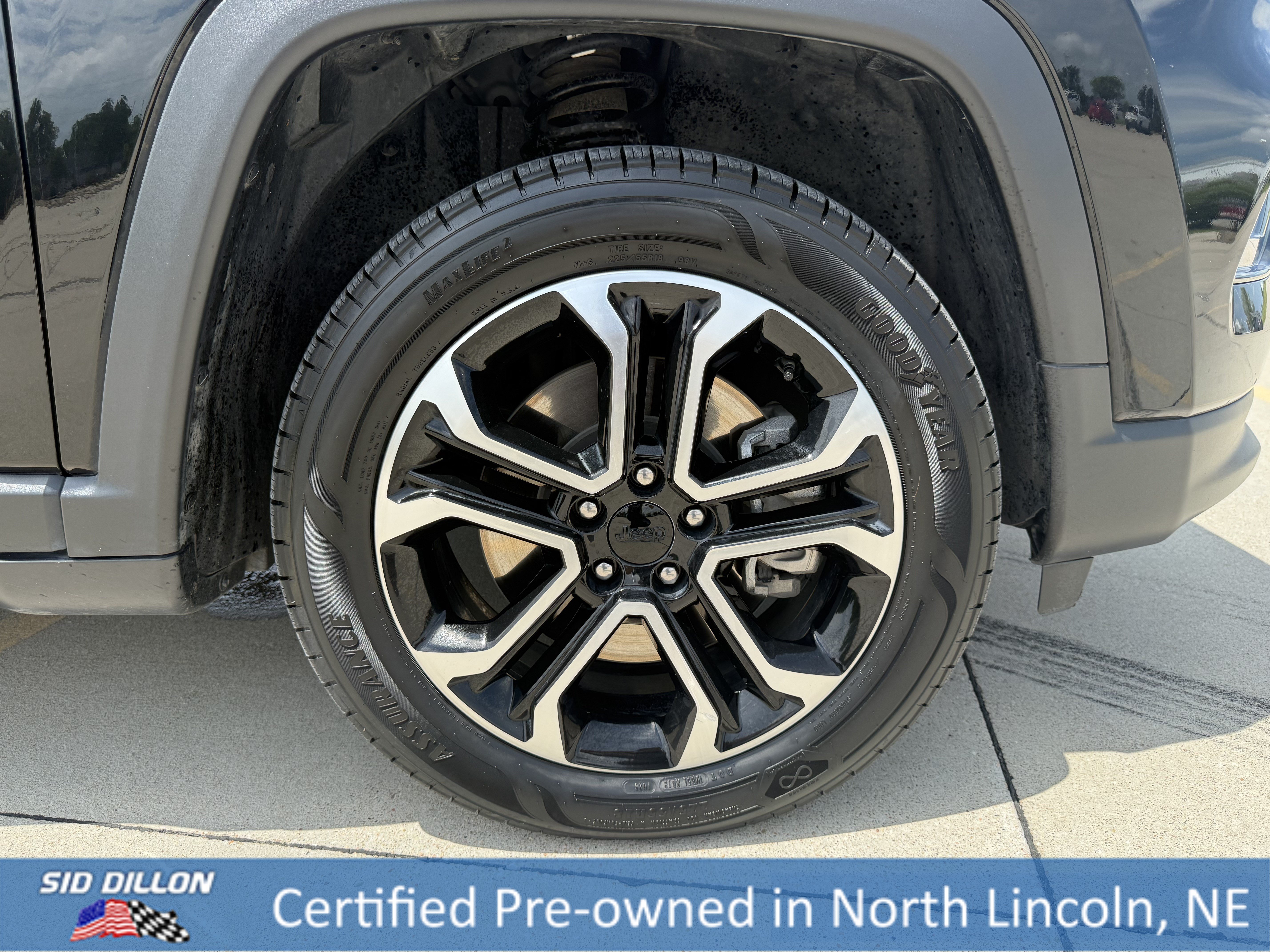Used 2023 Diamond Black Crystal Pearlcoat Jeep Limited image 9