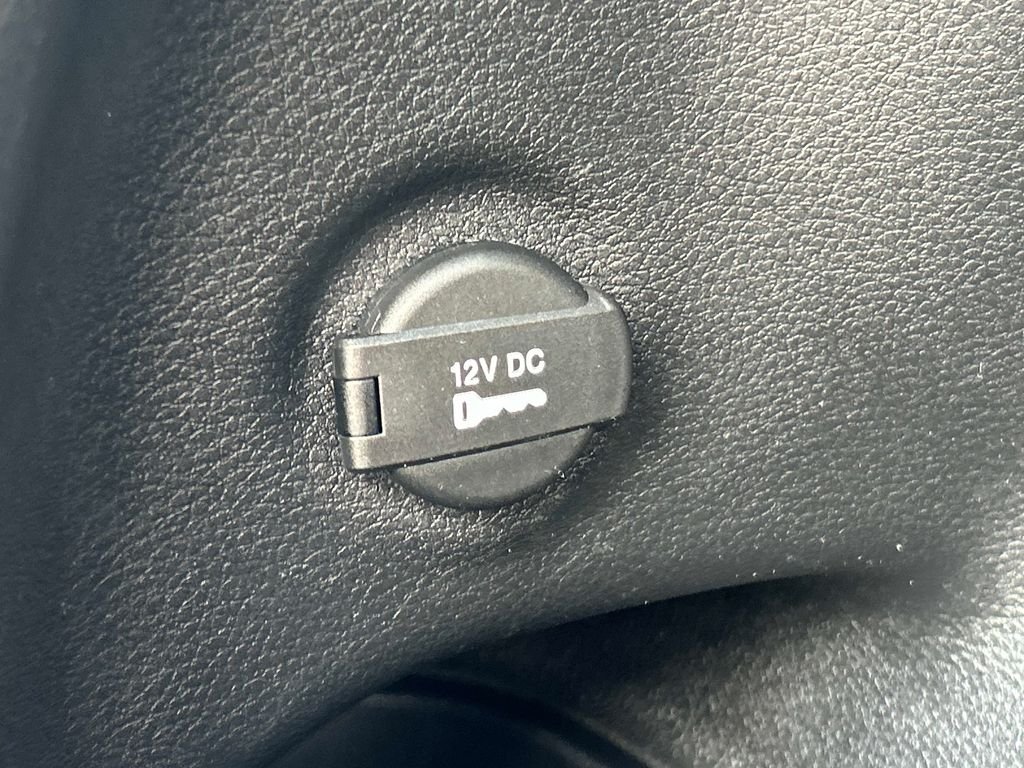 Used 2022 White Jeep Latitude image 12