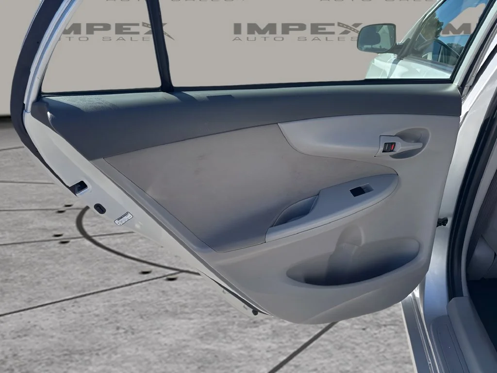Used 2009 Silver Toyota LE image 21
