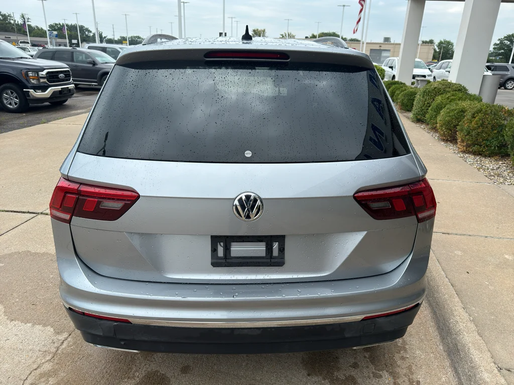 Used 2020 Pyrite Silver Metallic Volkswagen SE image 10