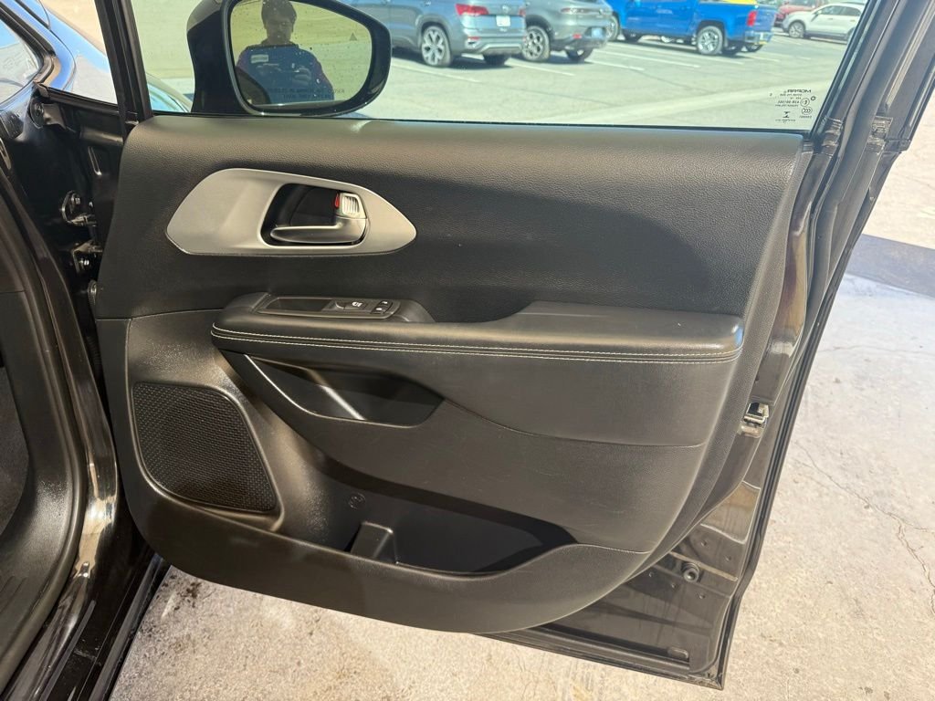 Used 2020 Brilliant Black Crystal Pearlcoat Chrysler Touring image 13
