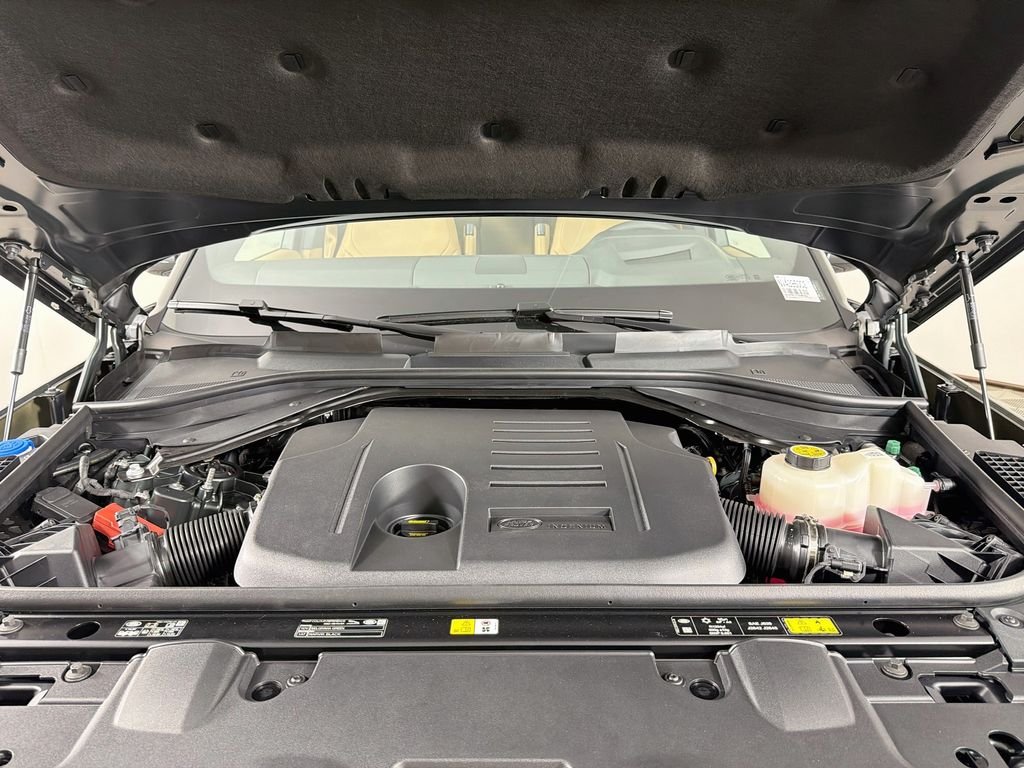 New 2027 Belgravia Green Land Rover SE image 32