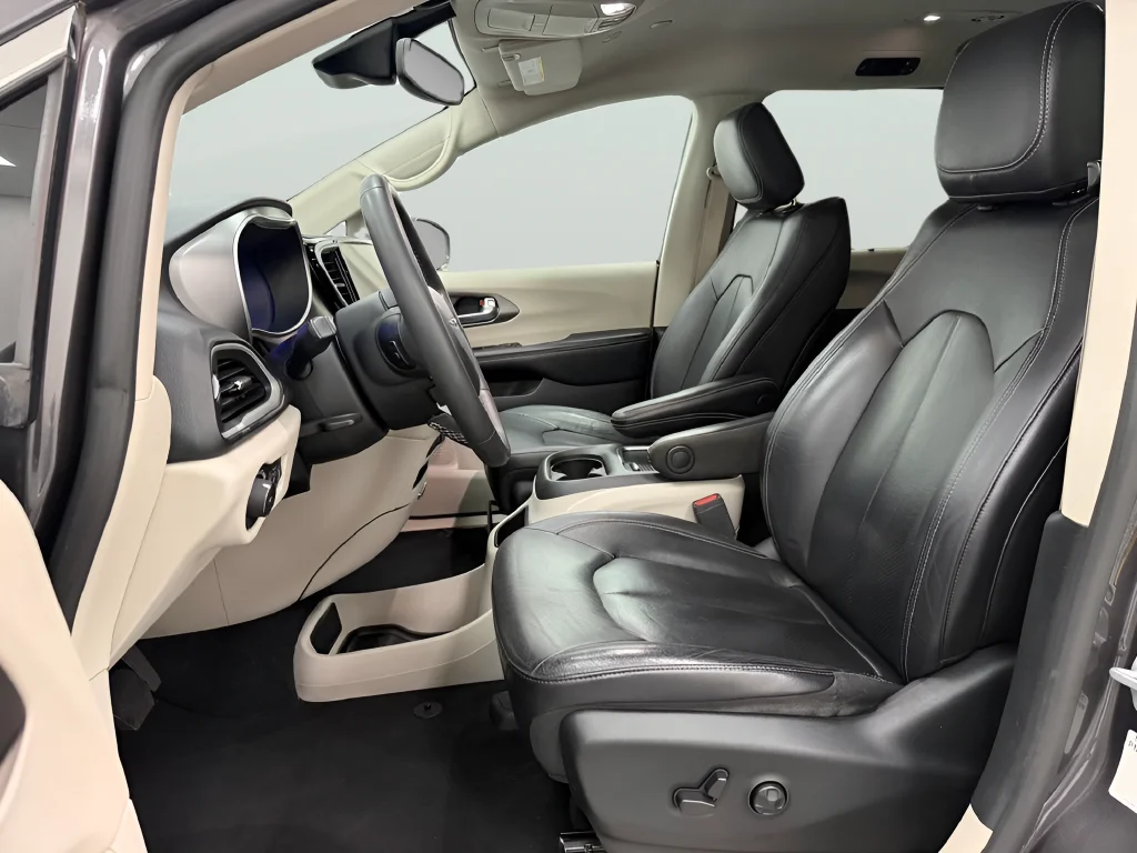 Used 2022 Gray Chrysler Touring L image 10
