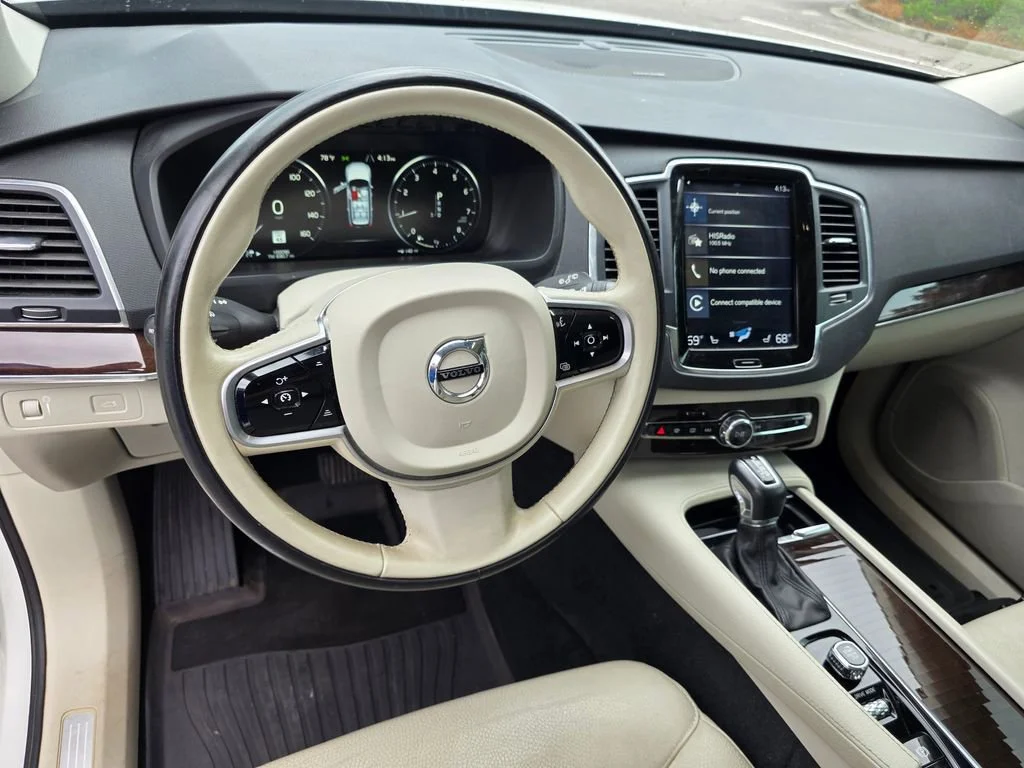 Used 2019 White Volvo T5 Momentum image 17