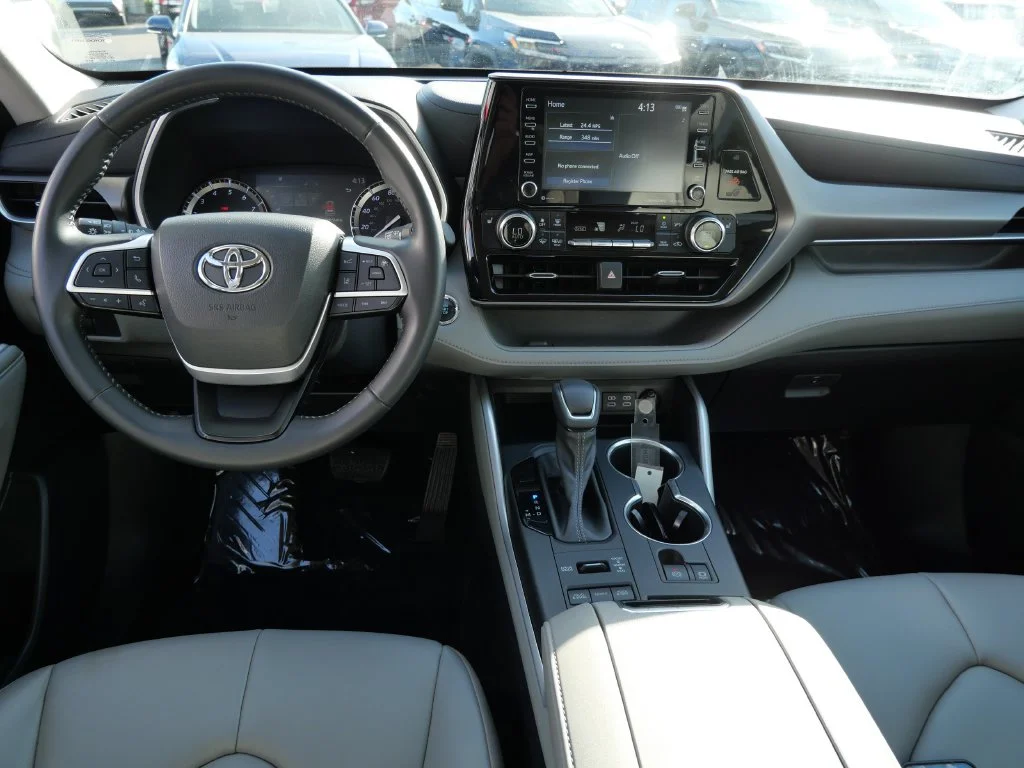 Used 2022 Silver Toyota XLE image 13
