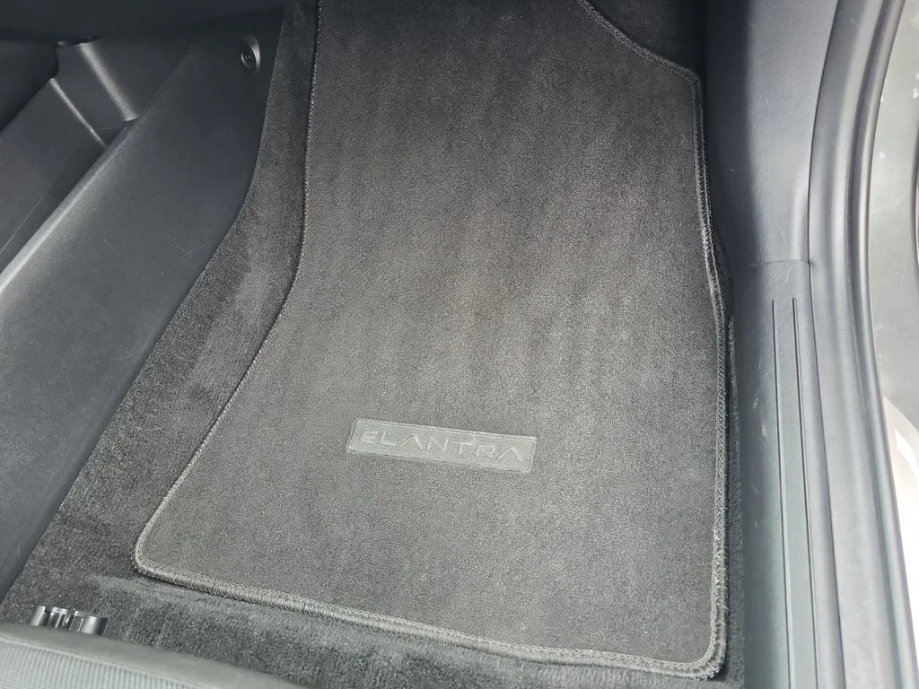 Used 2024 Amazon Gray Hyundai SE image 17