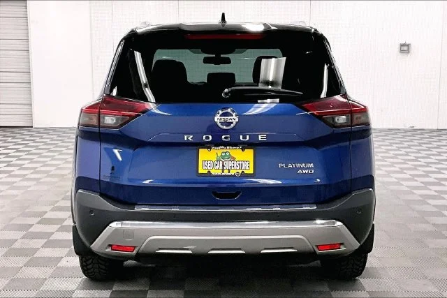 Used 2021 Caspian Blue Metallic/Super Black Nissan Platinum image 5