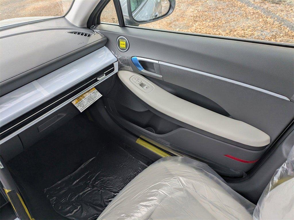 New 2026 White Hyundai SE image 16