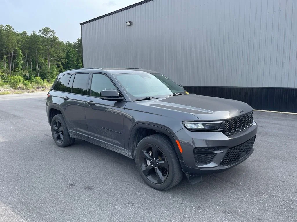 Used 2023 Gray Jeep Altitude X image 1
