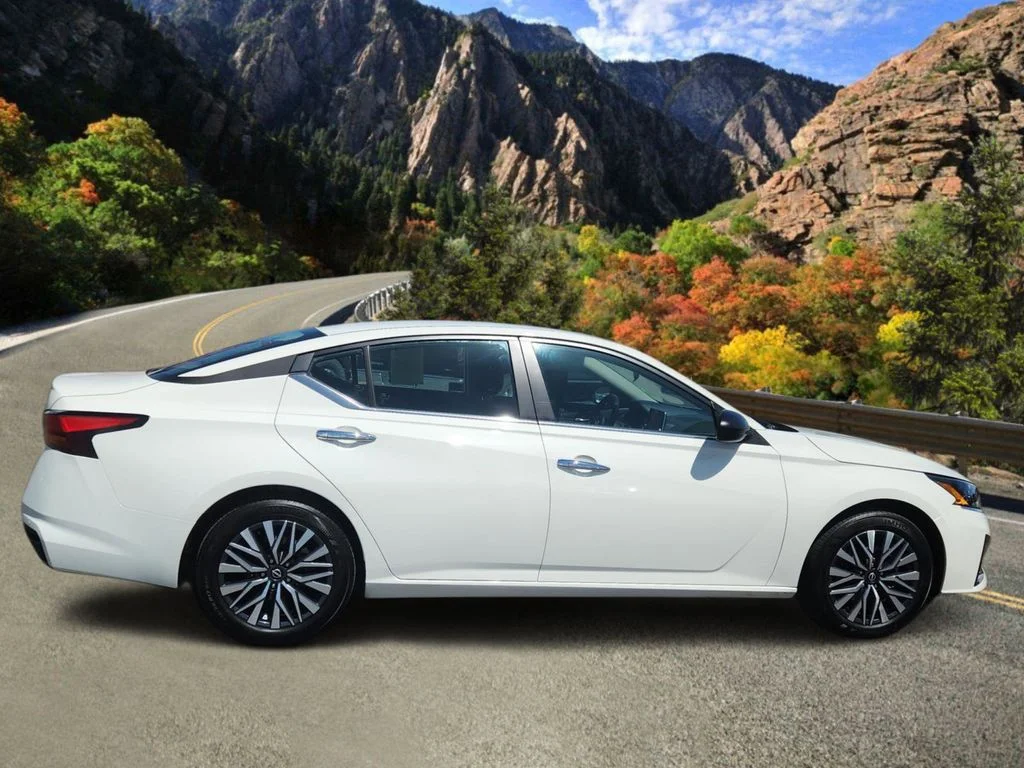 Used 2025 White Nissan 2.5 SV image 2