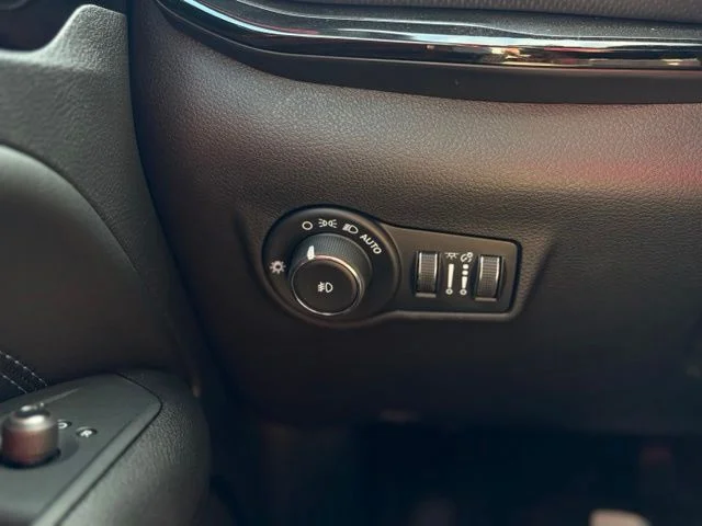 Used 2026 Silver Jeep Latitude image 29