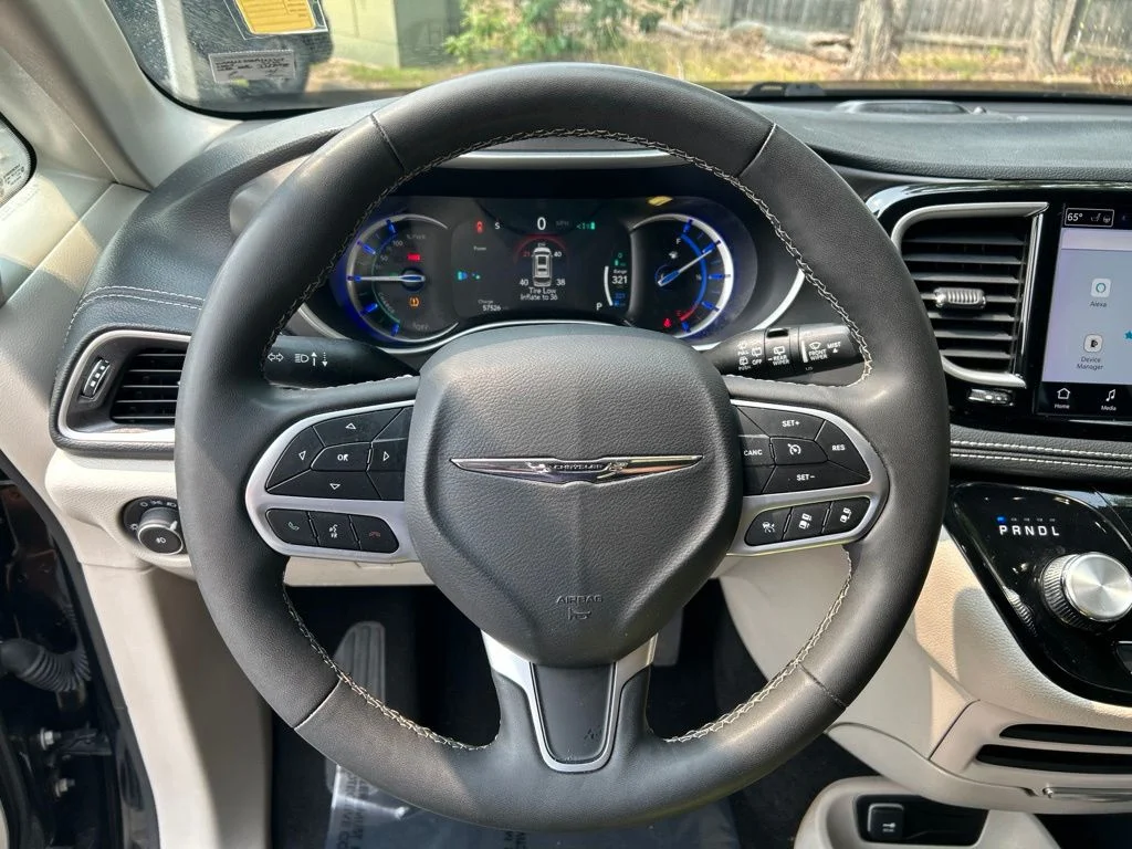 Used 2024 Black Chrysler Select image 16