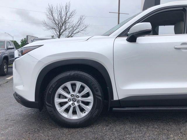 Certified Used 2024 WIND CHILL PEARL Toyota  image 36