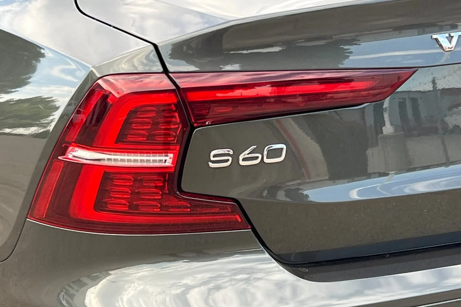 Used 2021 Gray Volvo Momentum image 27